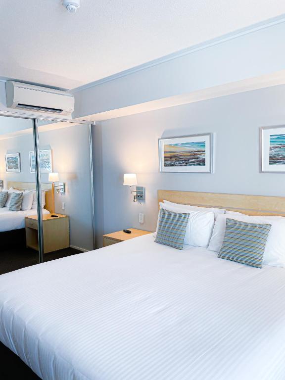 Postel nebo postele na pokoji v ubytování Ramada Hotel & Suites by Wyndham Ballina Byron