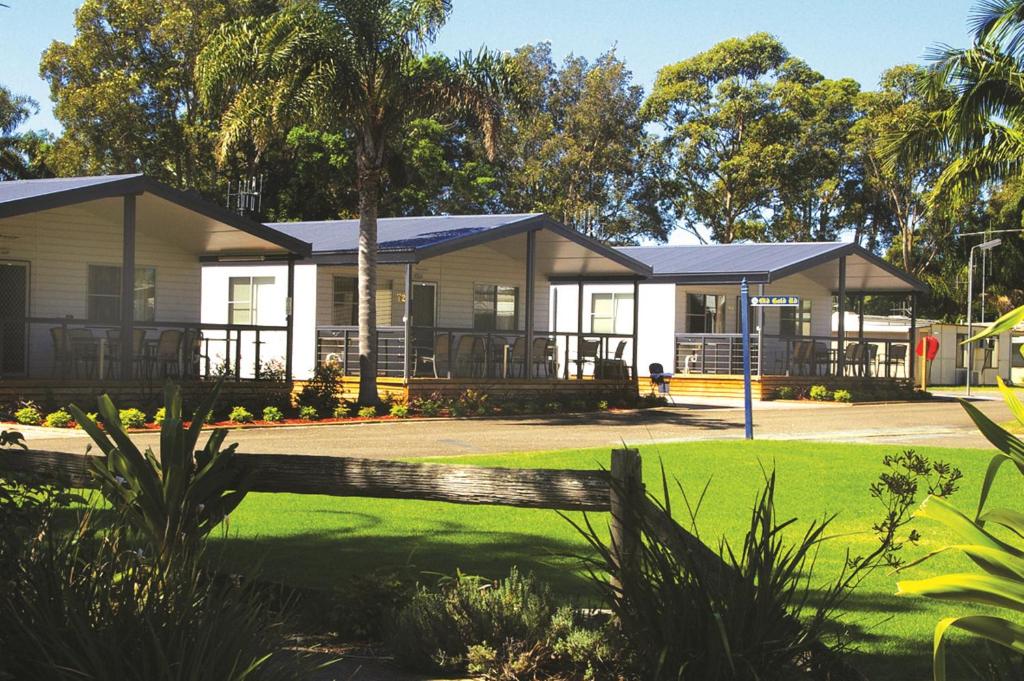 a row of cottages at the caravan park at Smugglers Cove Holiday Village in Forster