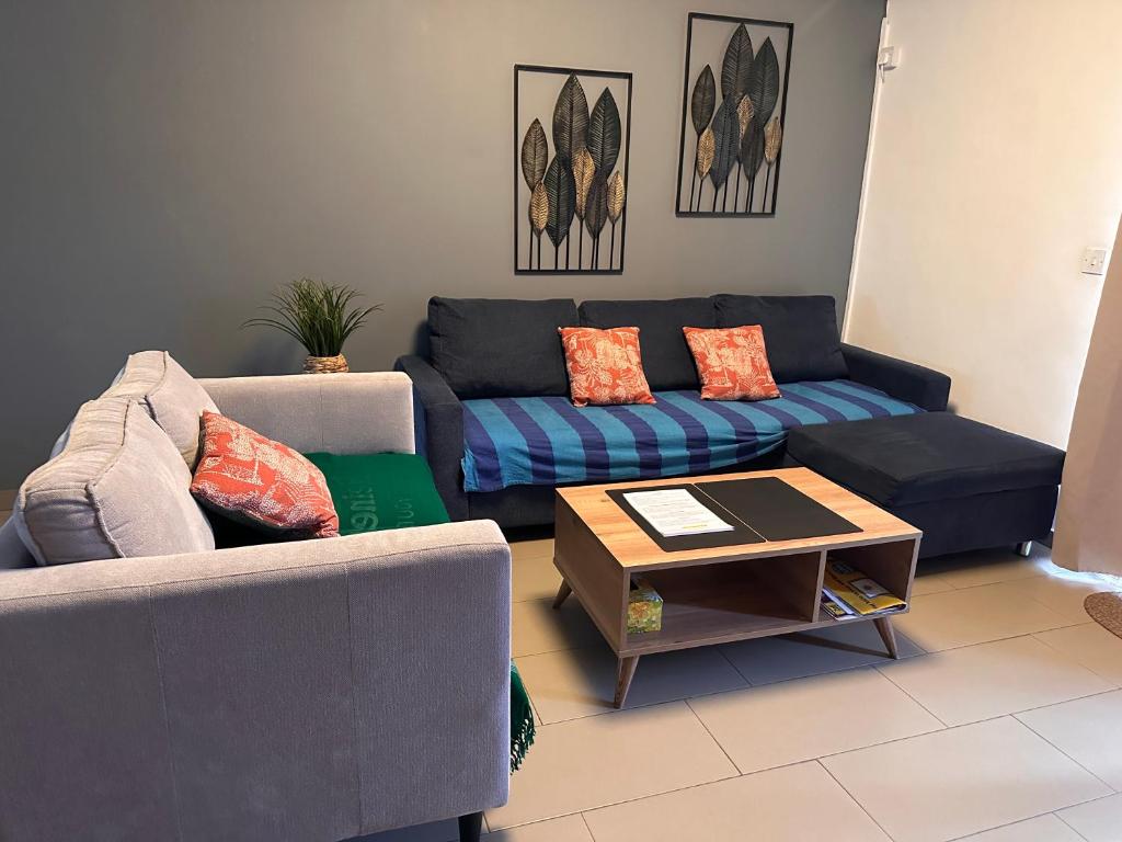 un soggiorno con due divani e un tavolino da caffè di Trou aux Biches Apartment a Trou aux Biches