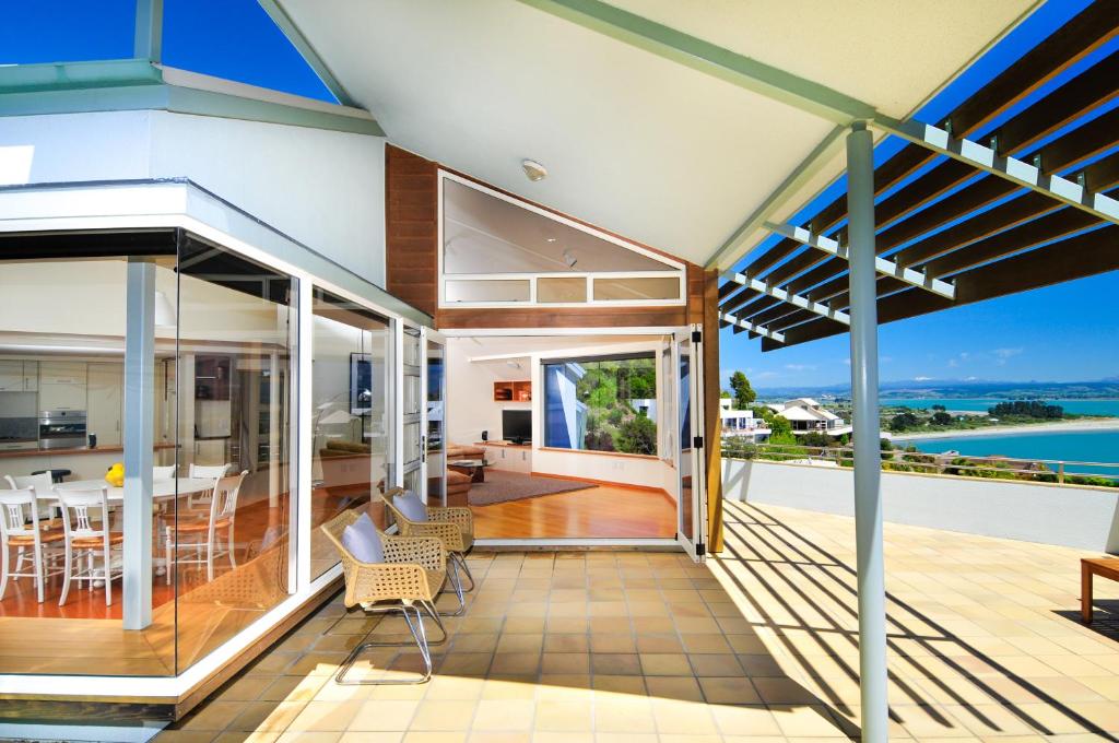 un balcone aperto di una casa con vista sull'oceano di Beach Views Holiday Home a Nelson