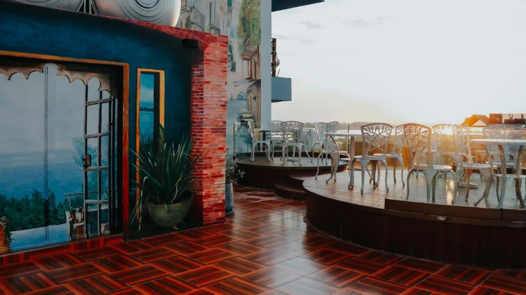Ein Balkon oder eine Terrasse in der Unterkunft Riverside Hotel