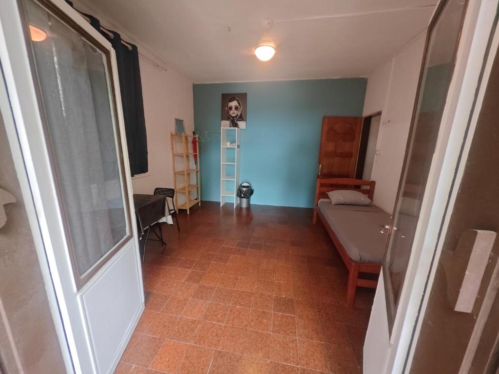 Kleines Zimmer mit einem Bett und einem Fenster in der Unterkunft LocaTriolet2 in Saint-Denis
