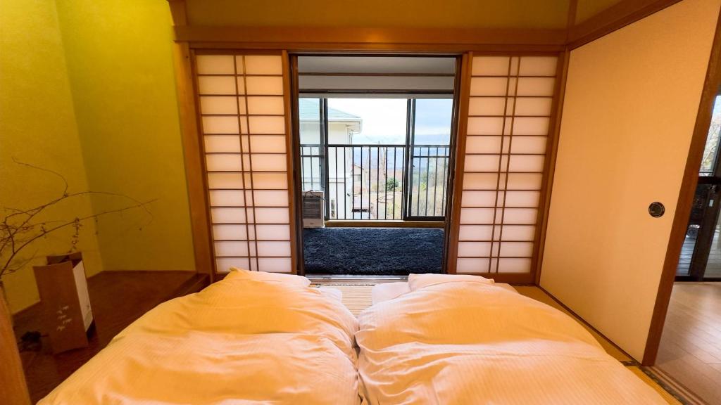 Postel nebo postele na pokoji v ubytování 伊豆高原 温泉付別荘 ISANA Mountain Villa - BBQ, Pizza Oven & Hotsprings