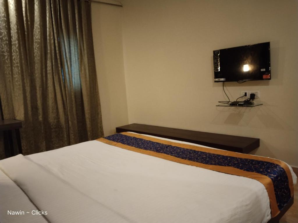 TV a/nebo společenská místnost v ubytování Redfox Hotel- Aminjikarai