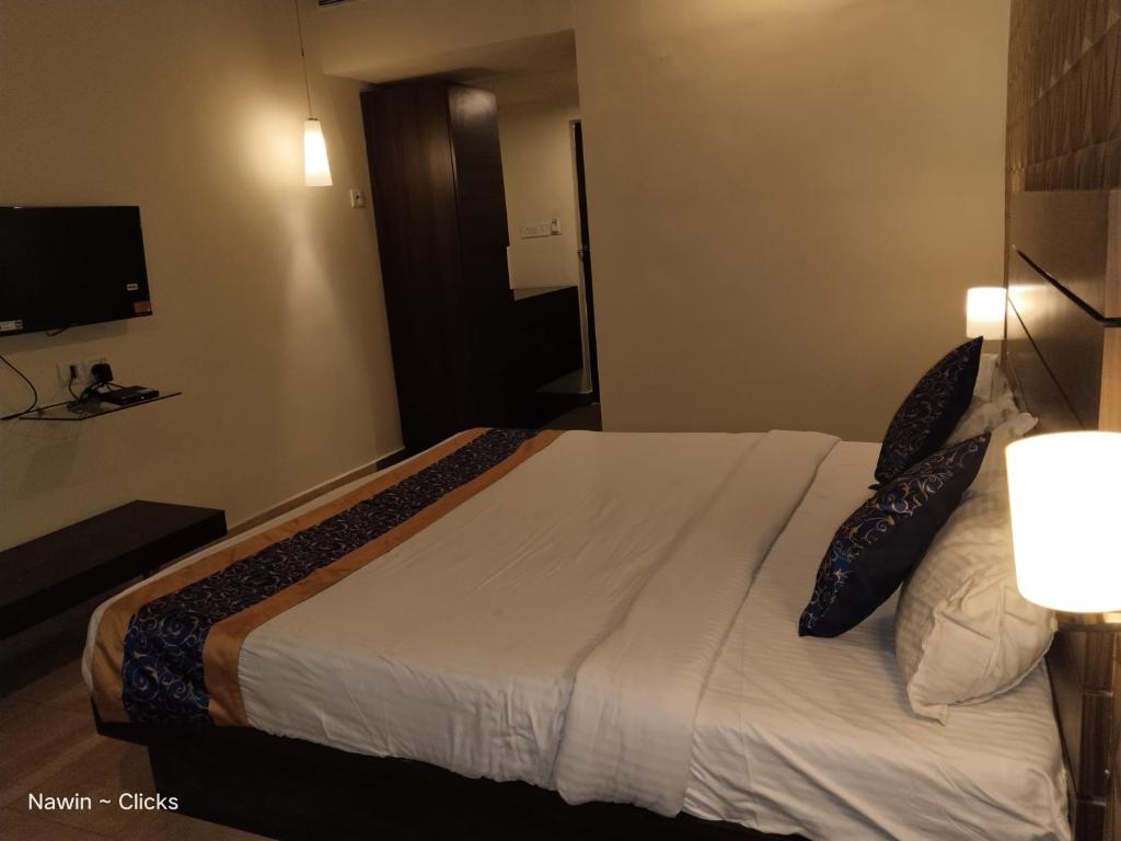 Postel nebo postele na pokoji v ubytování Redfox Hotel- Aminjikarai