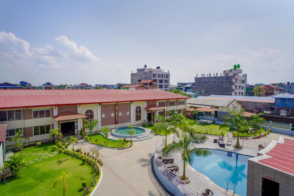 una vista aérea de una ciudad con piscina y edificios en Chitwan Mid Town Resort, en Bharatpur