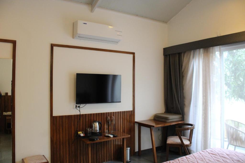 TV a/nebo společenská místnost v ubytování Mango Leaf Lake Resort