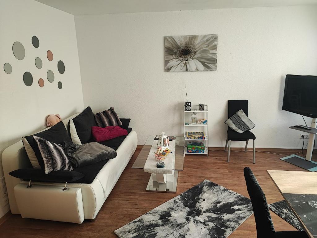 sala de estar con sofá y TV en Apartment in der Rattenfängerstadt Hameln, en Hameln