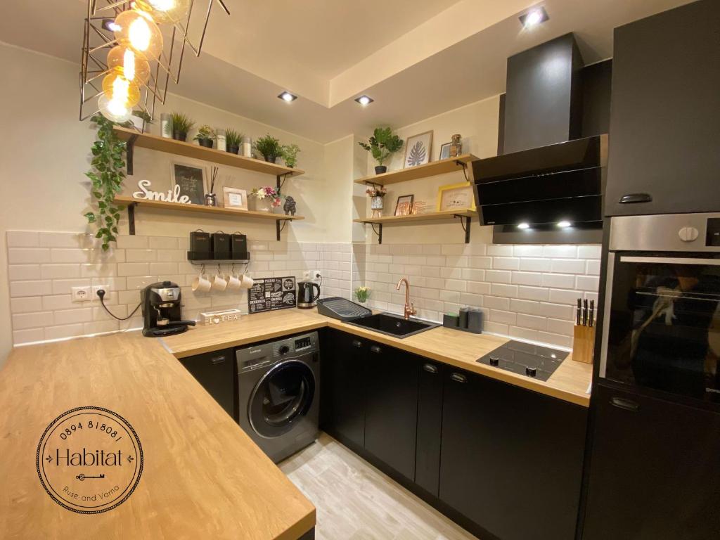 Il comprend une cuisine équipée d'un lave-linge et d'un sèche-linge. dans l'établissement habitat Sea View Apartment Varna, à Varna