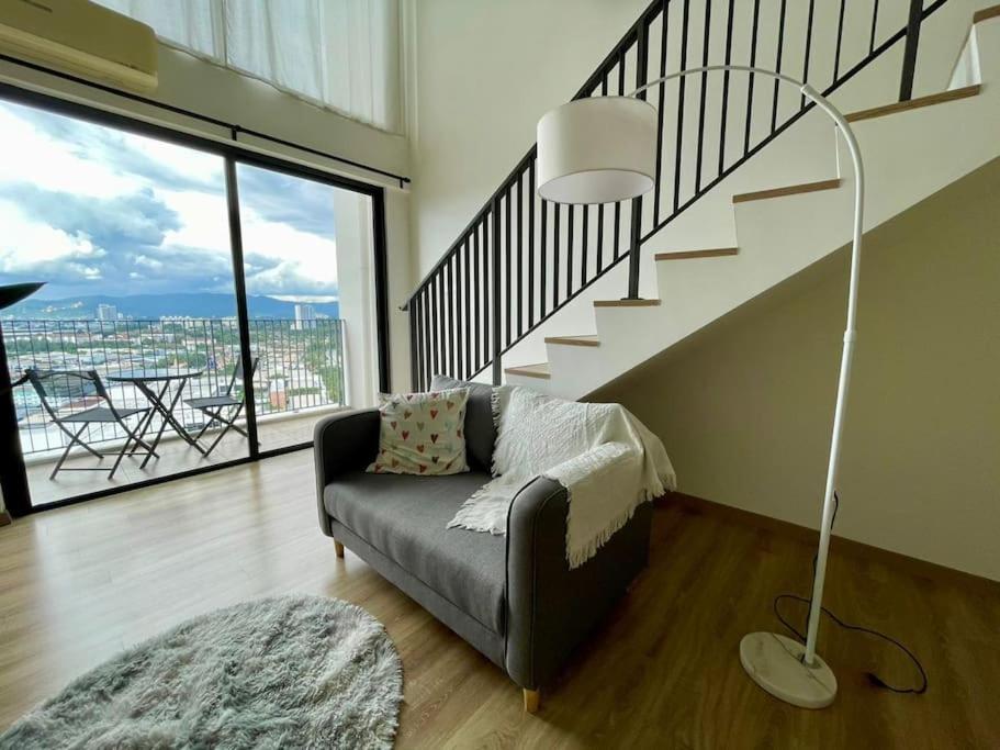 八打靈再也的住宿－E1 Emporis Duplex SEGI KD Tropicana IKEA One Utama，带沙发和楼梯间的客厅