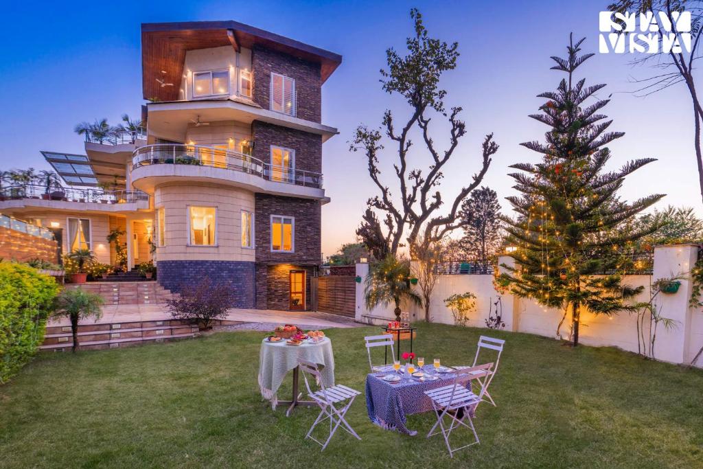 Vrt ispred objekta StayVista at Address By The Khul with Pool, Home Theatre and Lawn having 2BR and 1BR in Dharamshala