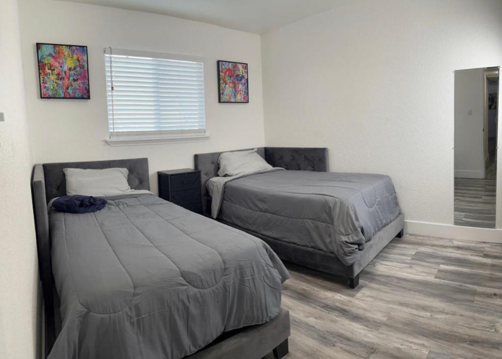 um quarto com duas camas e uma janela em Cozy and Spacious Home em Las Vegas