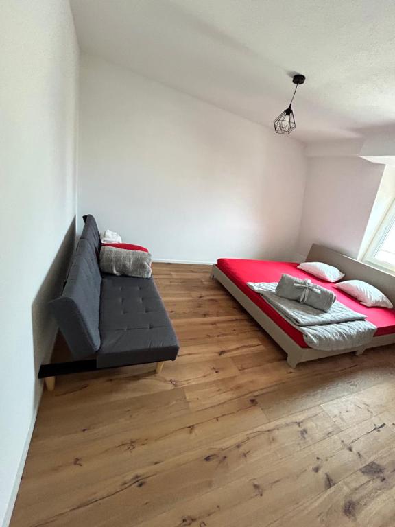 1 dormitorio con 1 cama y 1 sofá en una habitación en Café Cuore, en Sankt Margrethen