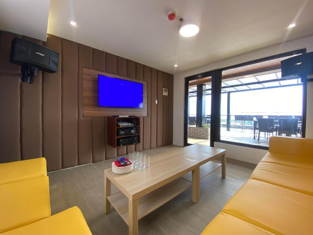 TV a/nebo společenská místnost v ubytování Red Iron Hotel