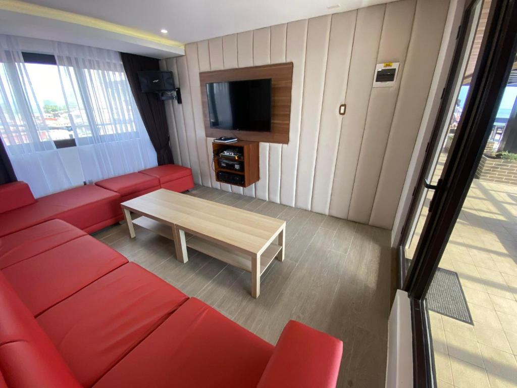 TV a/nebo společenská místnost v ubytování Red Iron Hotel