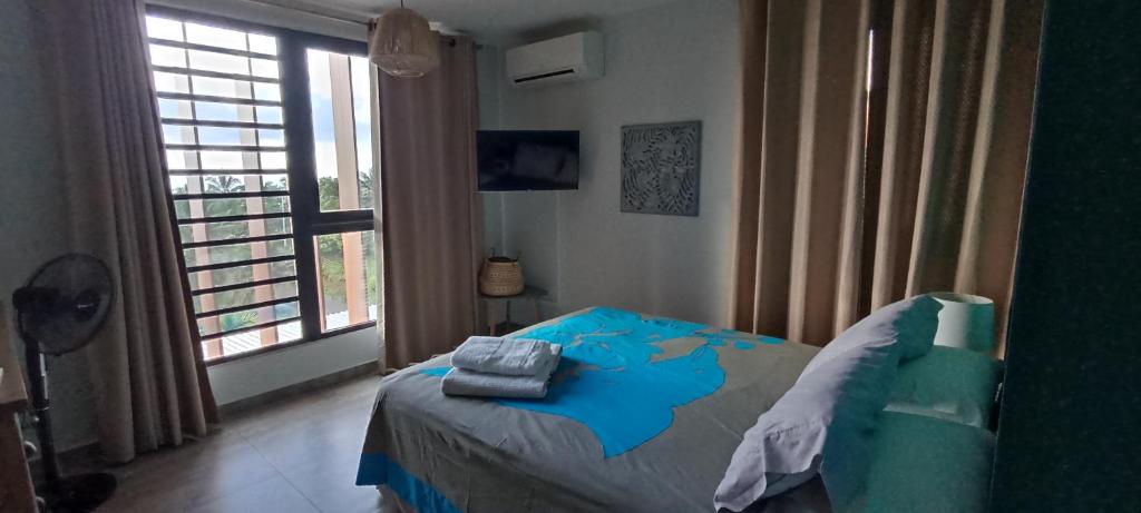 ein Schlafzimmer mit einem Bett mit einer Karte darauf in der Unterkunft Ravissante maison sur les hauteurs in Faaa