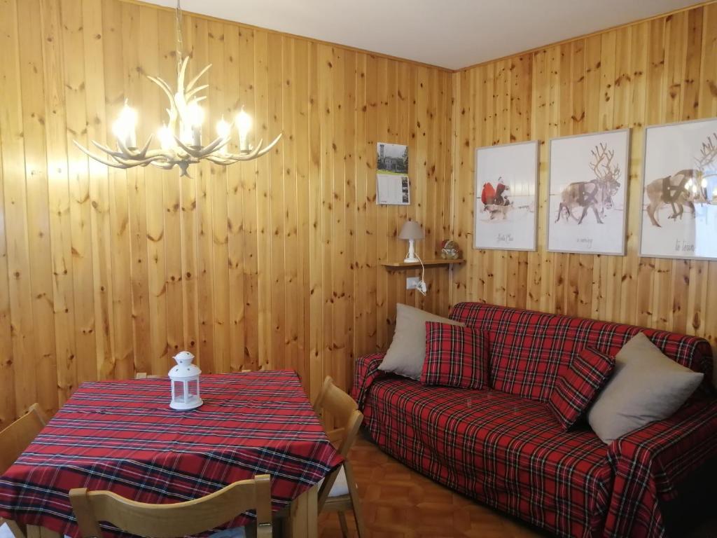 a living room with a couch and a table at Giuly Home in Caspoggio