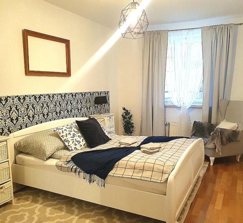 Ένα ή περισσότερα κρεβάτια σε δωμάτιο στο Apartament Trzy Sypialnie Stare Miasto