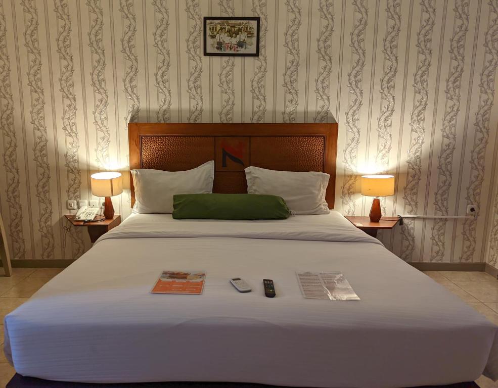 Postel nebo postele na pokoji v ubytování Hotel Nalendra Plaza Subang