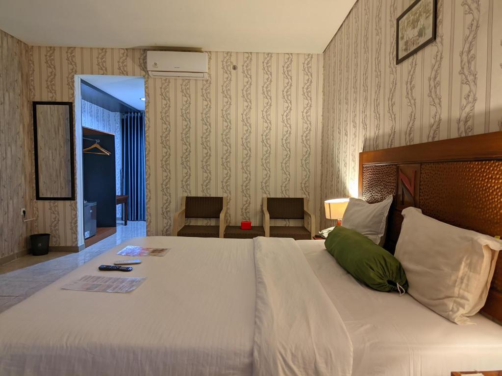 Postel nebo postele na pokoji v ubytování Hotel Nalendra Plaza Subang