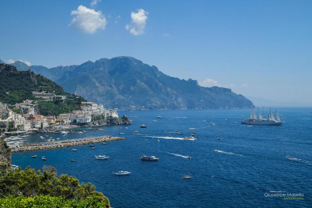 un grupo de barcos en un gran cuerpo de agua en Agriturismo Fuoco D'Amalfi Villa Iazzetta, en Amalfi