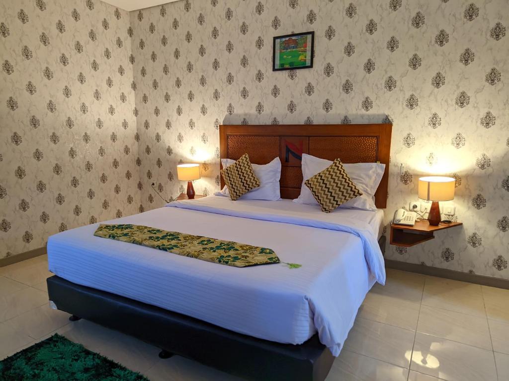 Postel nebo postele na pokoji v ubytování Hotel Nalendra Plaza Subang