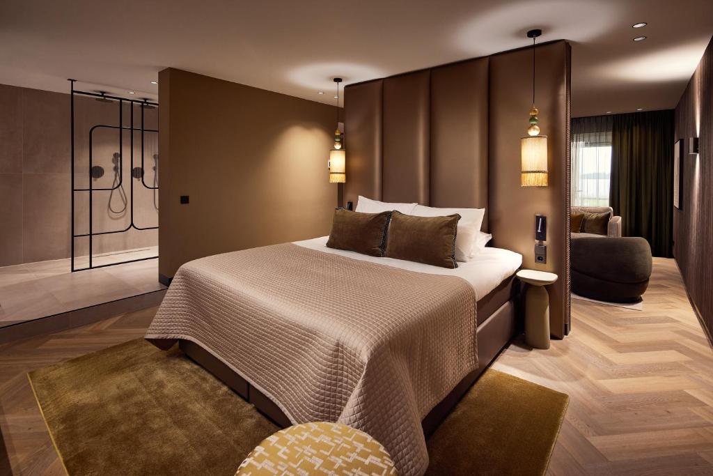 Postel nebo postele na pokoji v ubytování Van der Valk Hotel Groningen Zuidbroek