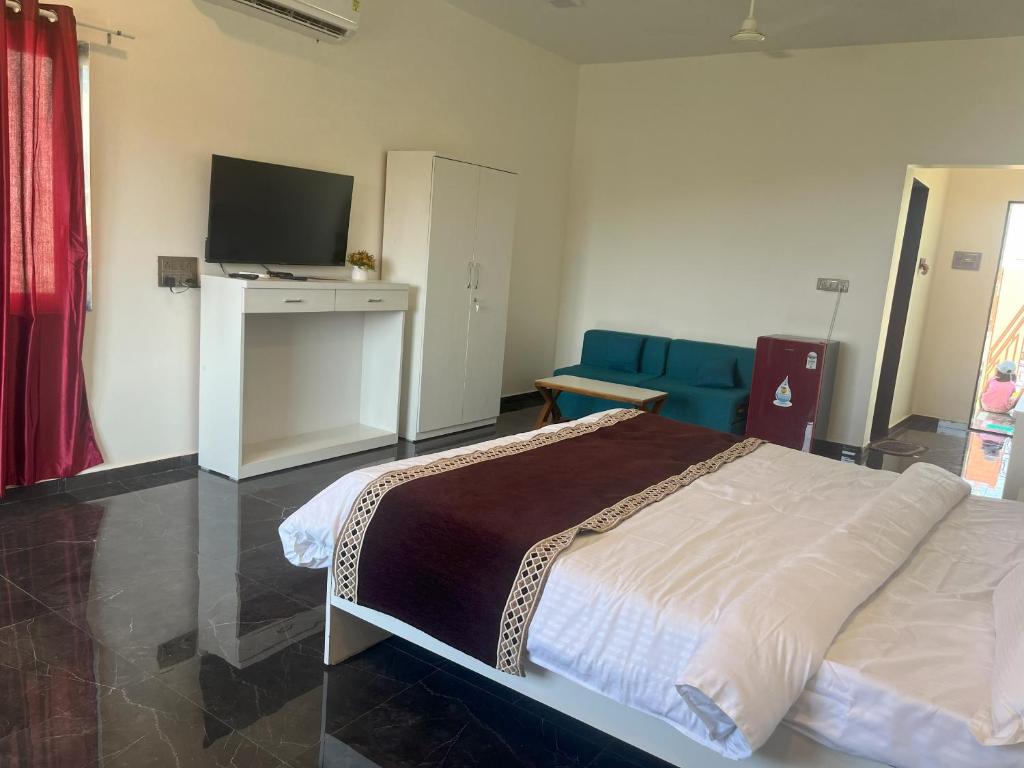Postel nebo postele na pokoji v ubytování Mango Valley Resort Ganpatipule