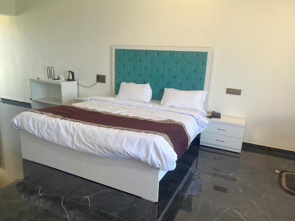 Postel nebo postele na pokoji v ubytování Mango Valley Resort Ganpatipule