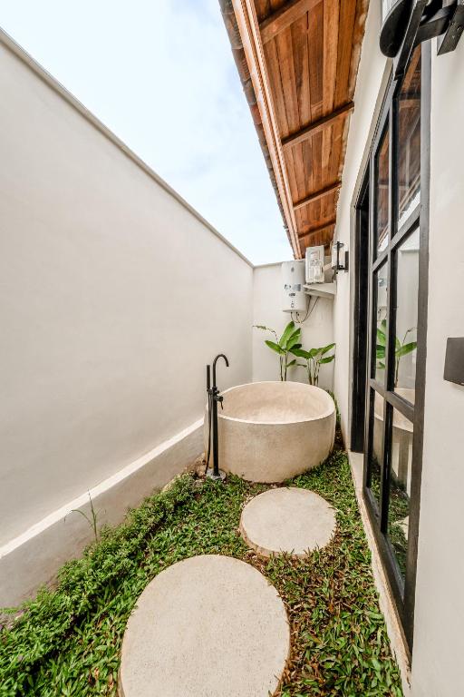 Zahrada ubytování Sarang Apartments by EVDEkimi Ubud