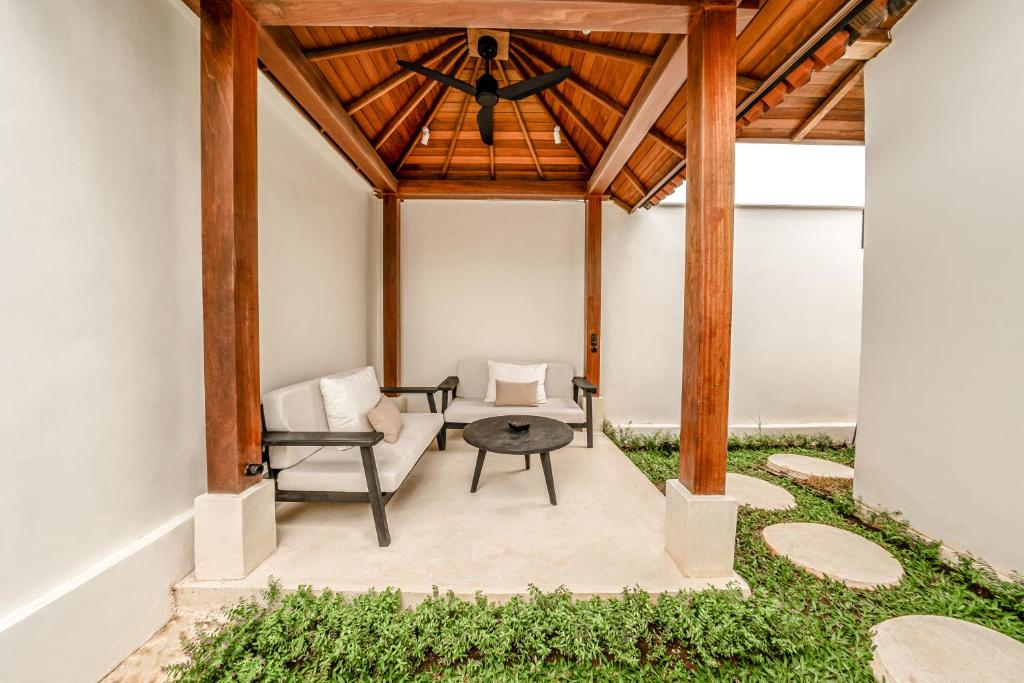 Posezení v ubytování Sarang Apartments by EVDEkimi Ubud