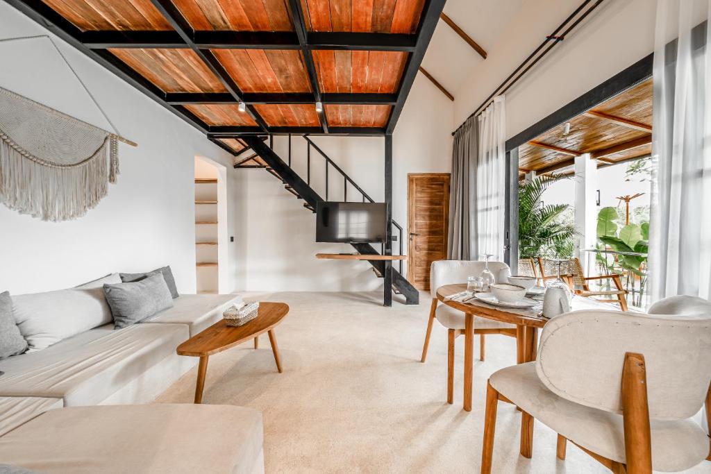 Posezení v ubytování Sarang Apartments by EVDEkimi Ubud