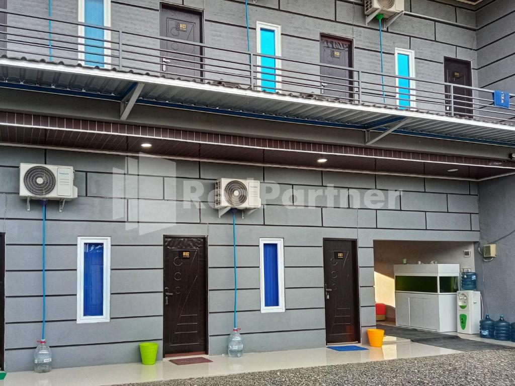 ein Gebäude mit einem Schild an der Seite in der Unterkunft Cerry Village near RS Mitra Siaga Tegal RedPartner in Tegal