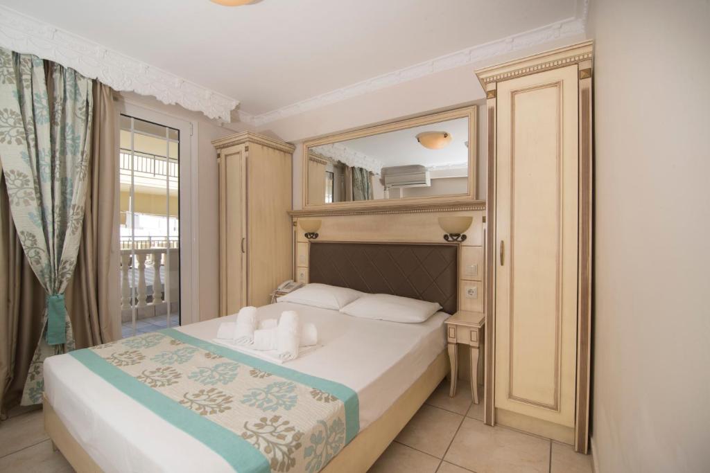 Postel nebo postele na pokoji v ubytování Parthenon Art Hotel