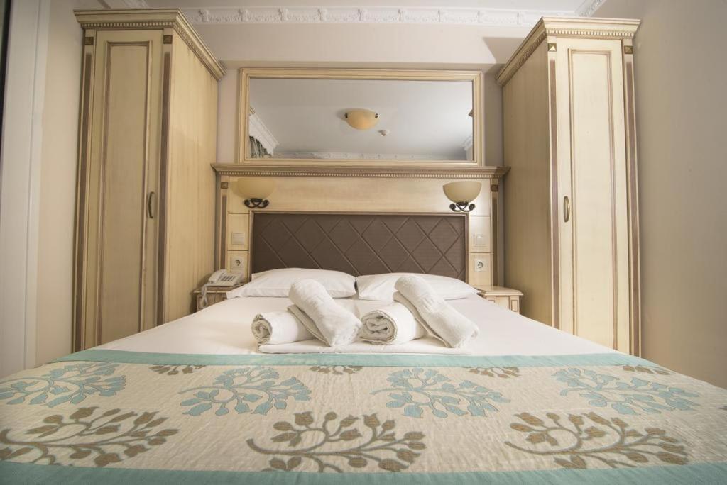 Postel nebo postele na pokoji v ubytování Parthenon Art Hotel