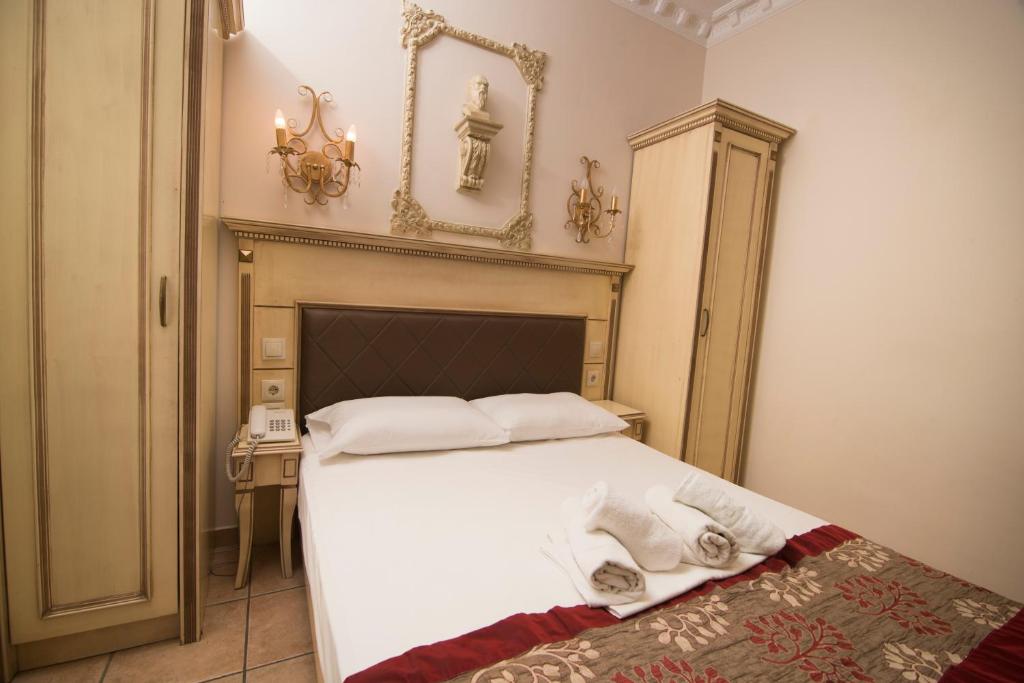Postel nebo postele na pokoji v ubytování Parthenon Art Hotel