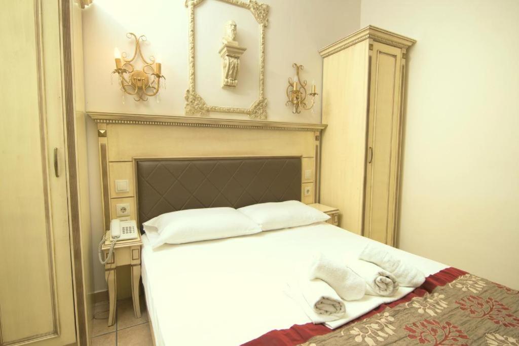 Postel nebo postele na pokoji v ubytování Parthenon Art Hotel
