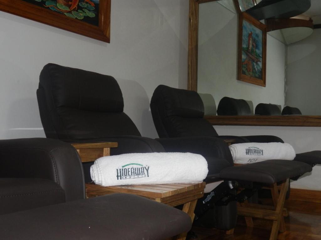 Posezení v ubytování Hideaway Hotel