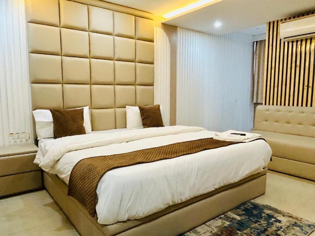 デヘラードゥーンにあるThe Cozy Cool Cabinの大きなヘッドボード付きの大きなベッドのある寝室