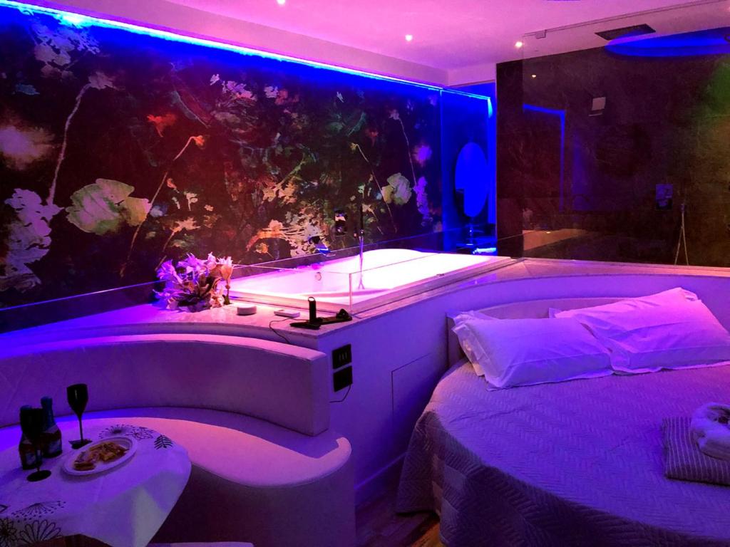Zimmer mit einem großen Aquarium und einem Bett in der Unterkunft LOFT CON SPA PRIVATA in Santa Maria degli Angeli