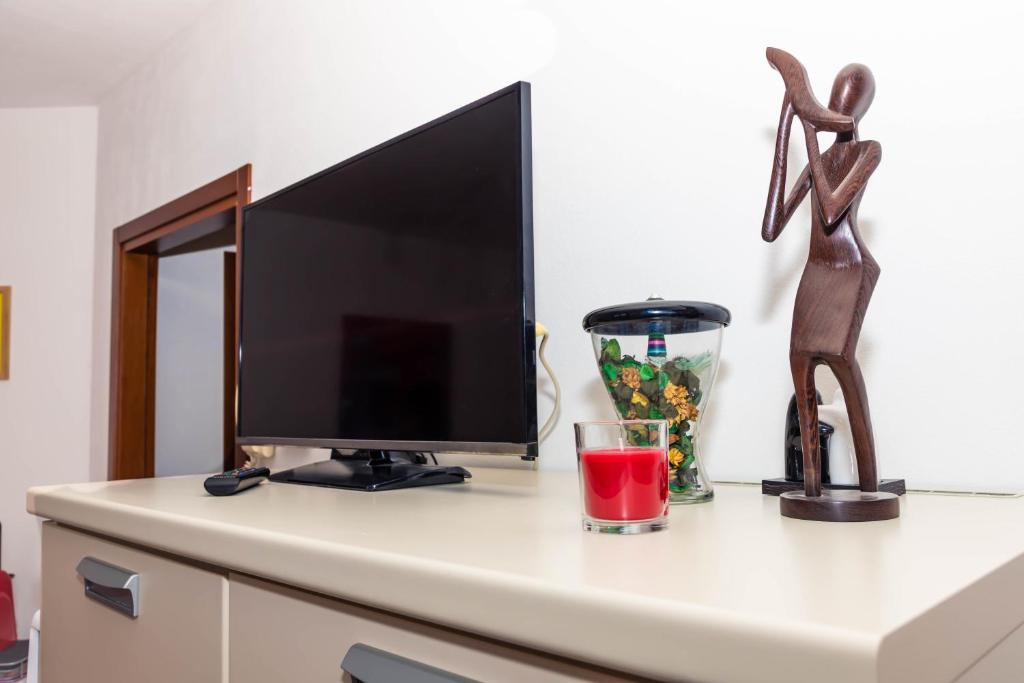 Televízia a/alebo spoločenská miestnosť v ubytovaní Residenza Coccinelle vista Lago d'Iseo