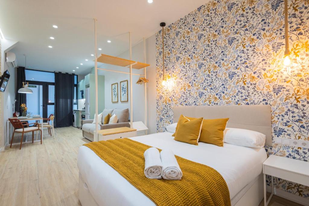 1 dormitorio con 1 cama grande y toallas. en FLORIT FLATS - The Sorolla Apartments, en Valencia