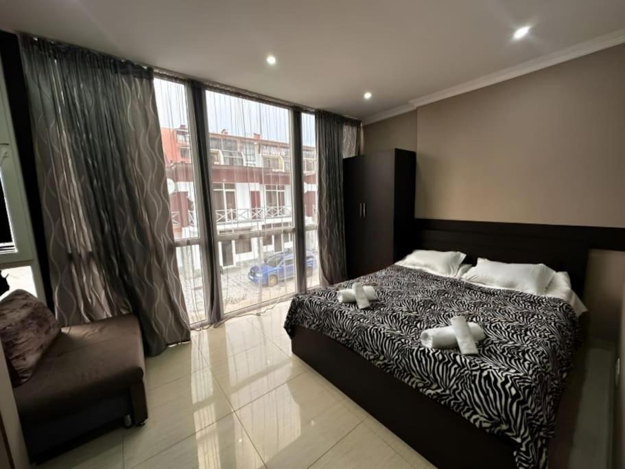 バクリアニにあるGlass House Bakurianiのベッドルーム1室(白いアヒル2頭のベッド1台付)