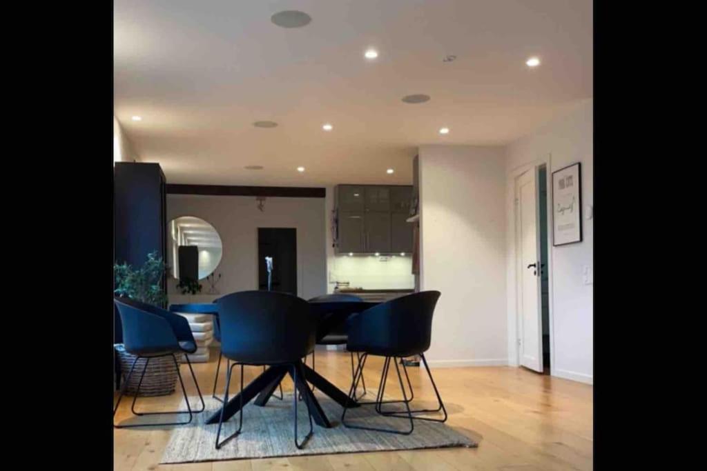 une salle à manger avec une table bleue et des chaises dans l'établissement Topp modern Villa 200m från havet nära centrum och natur, à Stenungsund