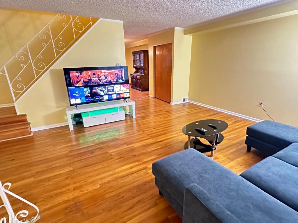 uma sala de estar com um sofá e uma televisão em Cozy Philly Haven: Ideal Home em Filadélfia