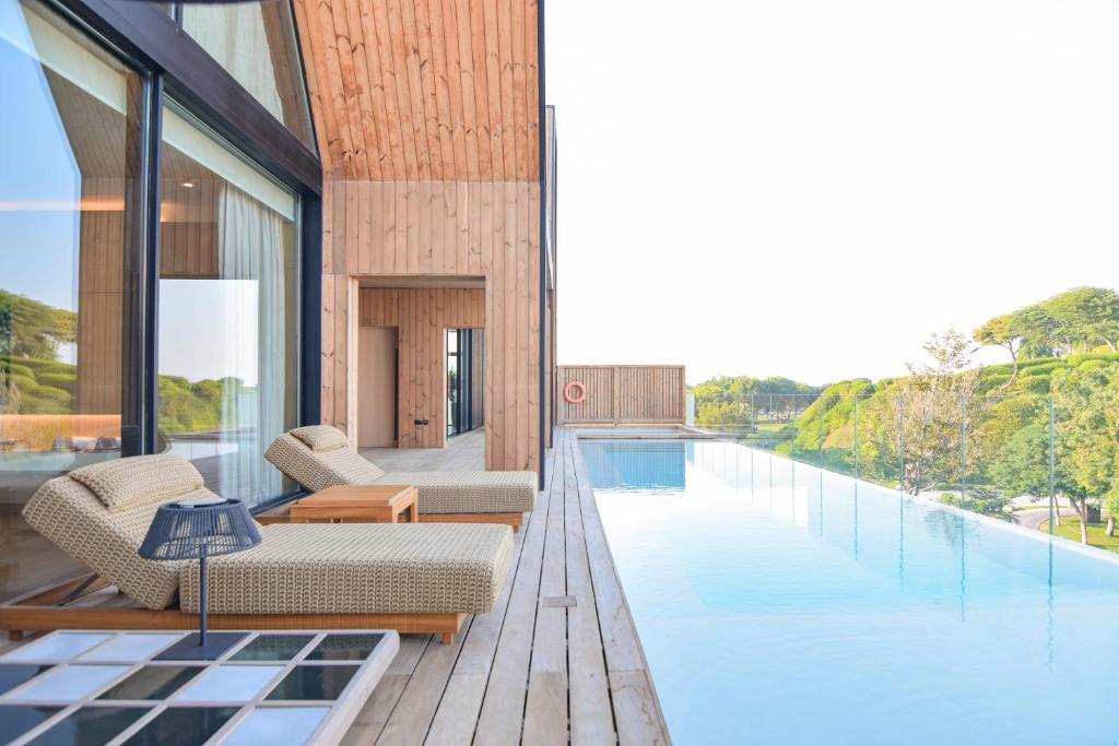 Bazen v nastanitvi oz. blizu nastanitve Katara Hills Doha, Lxr Hotels & Resorts