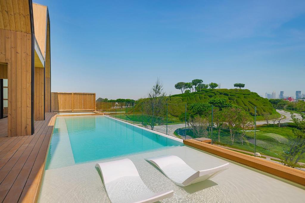 Bazen v nastanitvi oz. blizu nastanitve Katara Hills Doha, Lxr Hotels & Resorts