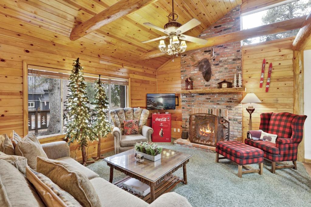 un salon avec un arbre de Noël et une cheminée dans l'établissement 2417-Timber Pines Chalet cabin, à Big Bear Lake