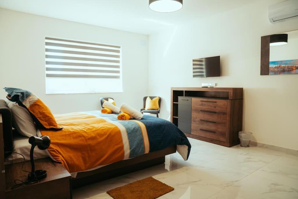 Postel nebo postele na pokoji v ubytování Luxurious Gozo Apartment, Qala