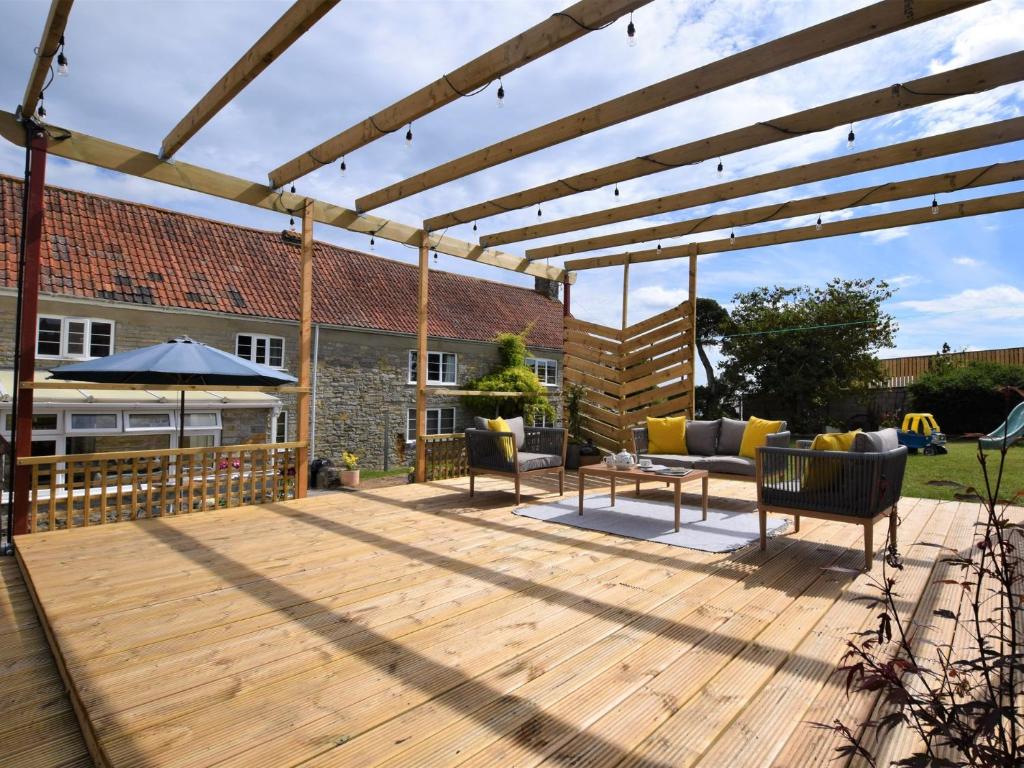 a wooden deck with a pergola at 2 Bed in Glastonbury MOORH in Edington